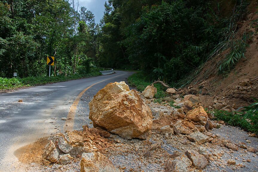Erd- und Gesteinsbrocken blockieren die Strasse.