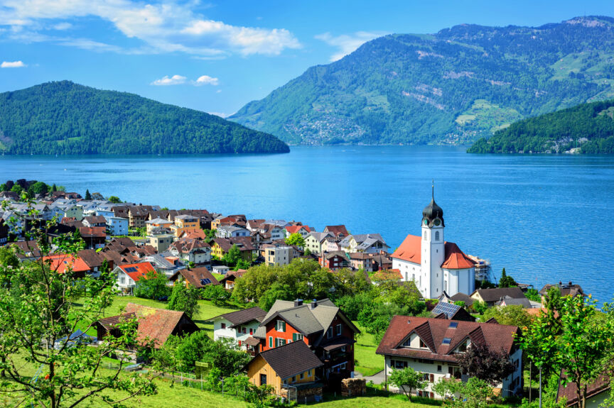 Blick über das heutige Dorf in den See hinaus.
